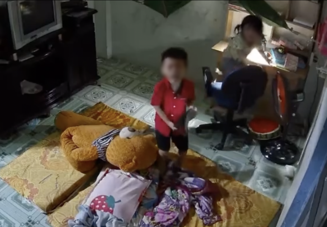 In Vietnam, two children robbed of iPad while left alone at home