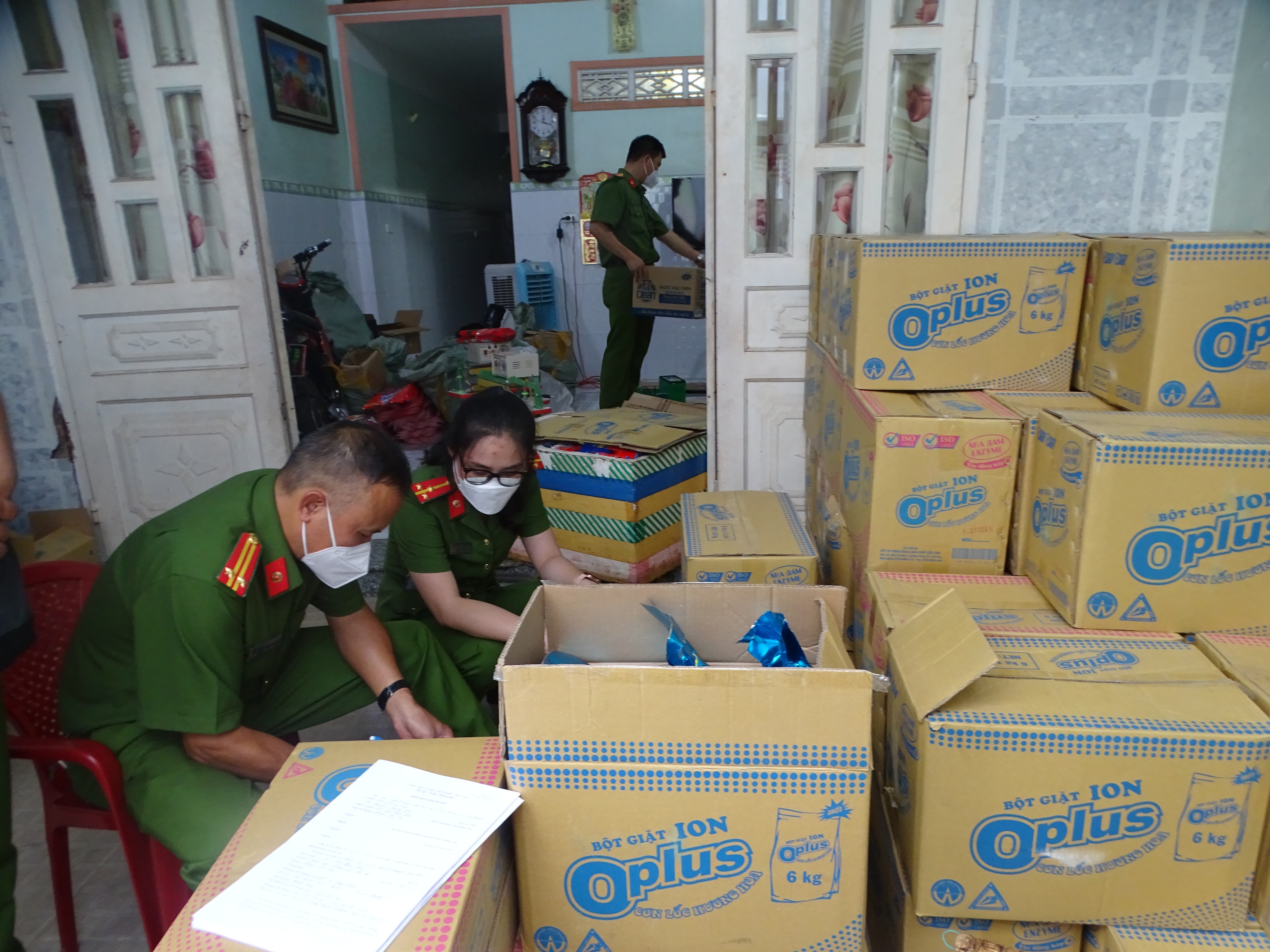 Police break up counterfeit consumer goods ring in southern Vietnam