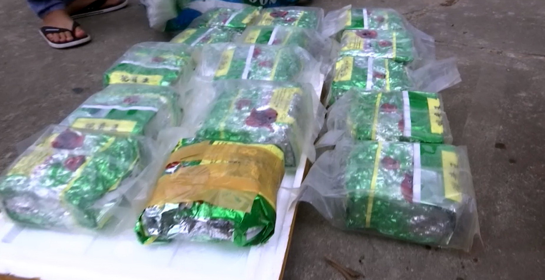 The packages containing suspected drugs are found on Con Dao Islands. Photo: Quang Anh / Tuoi Tre