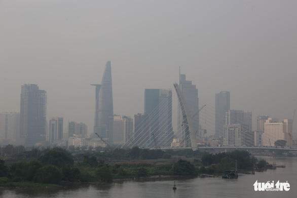 Thu Duc City, part of Ho Chi Minh City, is seen covered with dull gray air at 10:00 am on January 7, 2022. Photo: Le Phan / Tuoi Tre