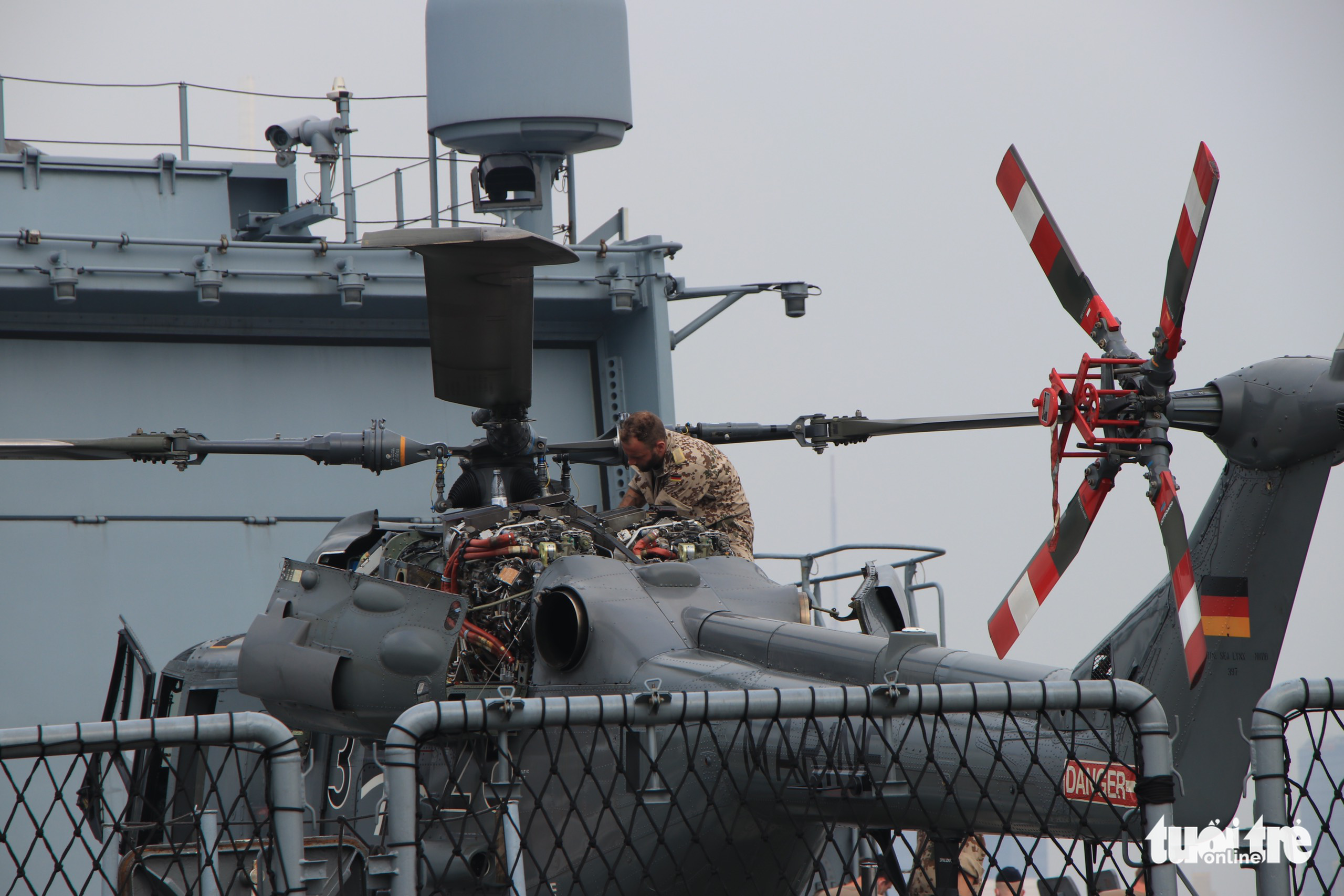 A helicopter on the frigate Bayern. Photo: Duy Linh / Tuoi Tre