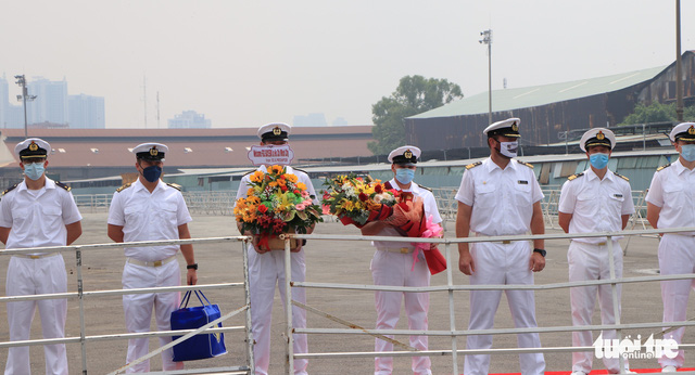 Representatives of frigate Bayern at the welcome ceremony at Nha Rong Wharf, Ho Chi Minh City, January 6, 2022. Photo: Duy Linh / Tuoi Tre