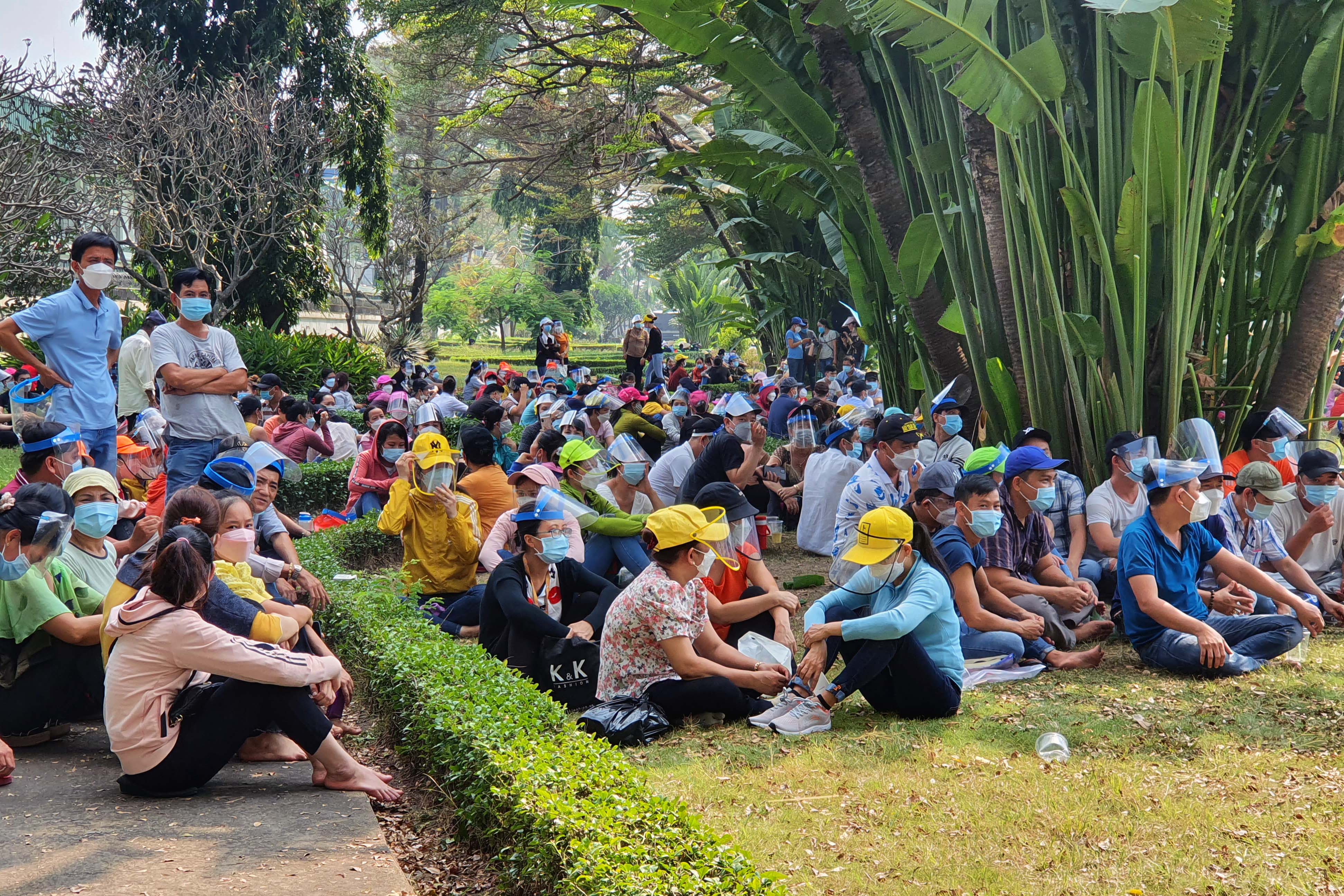 Workers of Pouchen Vietnam gather at company premises on the afternoon of January 7, 2022. Photo: B.A. / Tuoi Tre