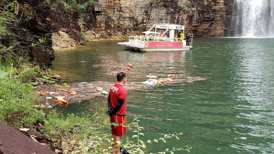 Firefighters of Minas Gerais state search for victms after a wall of rock collapsed on top of motor boats below a waterfall in Capitolio, in Minas Gerais state, Brazil January 8, 2022. Photo: Fire Brigade of Minas Gerais/Handout via REUTERS