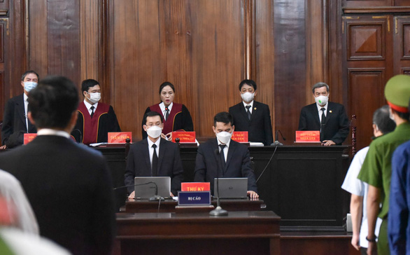 This image shows the trial panel of the Ho Chi Minh City People’s Court announcing the sentences to Tat Thanh Cang and 19 other defendants at their trial on January 8, 2022. Photo: Tuoi Tre