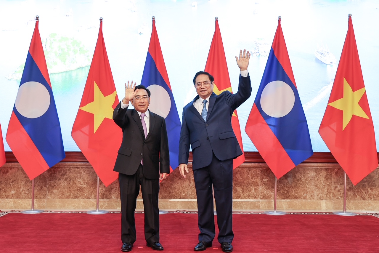 Vietnamese Prime Minister Pham Minh Chinh (R) and Lao Prime Minister Phankham Viphavanh in Hanoi, January 8, 2022. Photo: Vietnam Government Portal
