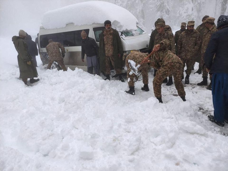 Soldiers clear snow from a road after a heavy snowfall in Murree, Pakistan January 8, 2022. Photo: Inter Services Public Relations (ISPR)/Handout via REUTERS