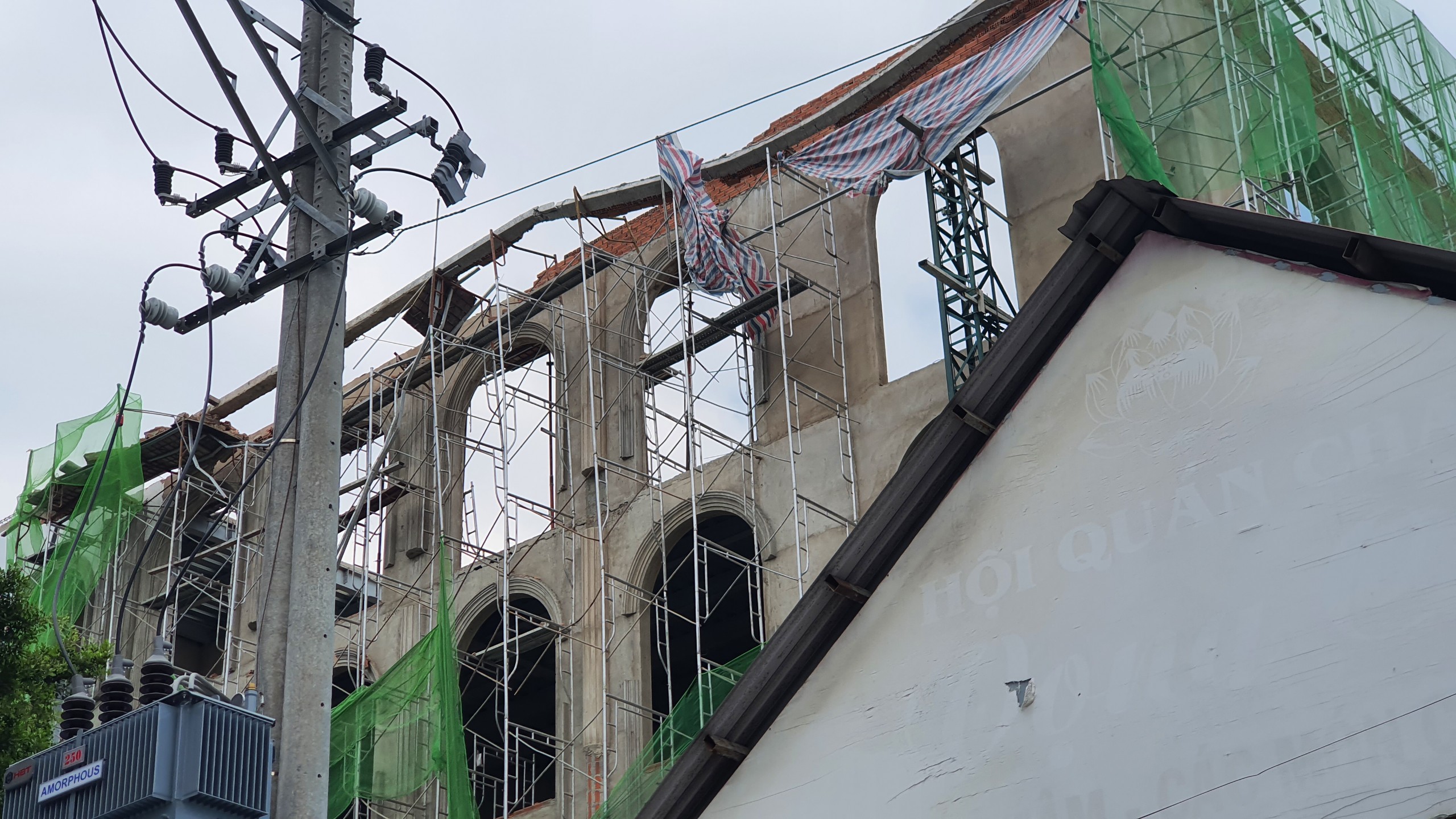 The scaffolding at the construction site of Kim Dung Restaurant in Thu Duc City, Ho Chi Minh City. Photo: Minh Hoa / Tuoi Tre