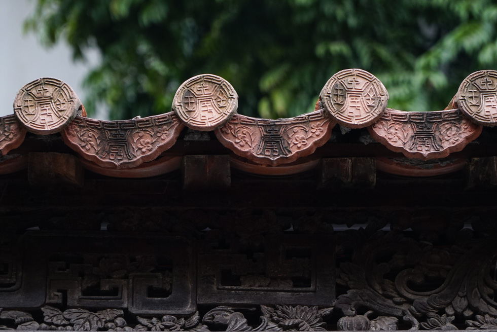 The Cantonese Assembly Hall still preserves the Cantonese typical style in its roof tiles. Photo: Nguyen Hien / Tuoi Tre