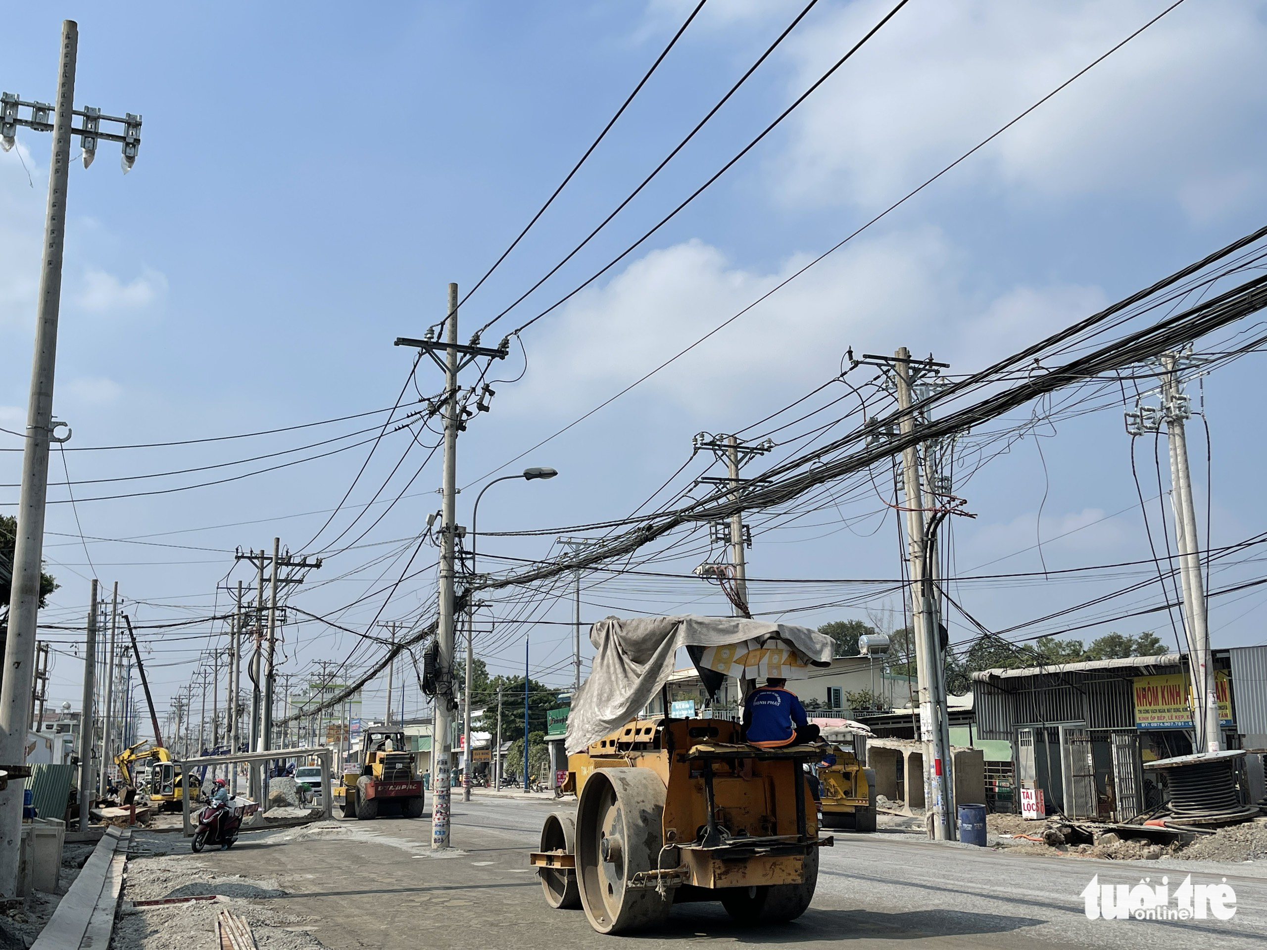 Ho Chi Minh City to uproot 600 power poles left in the middle of interprovincial street