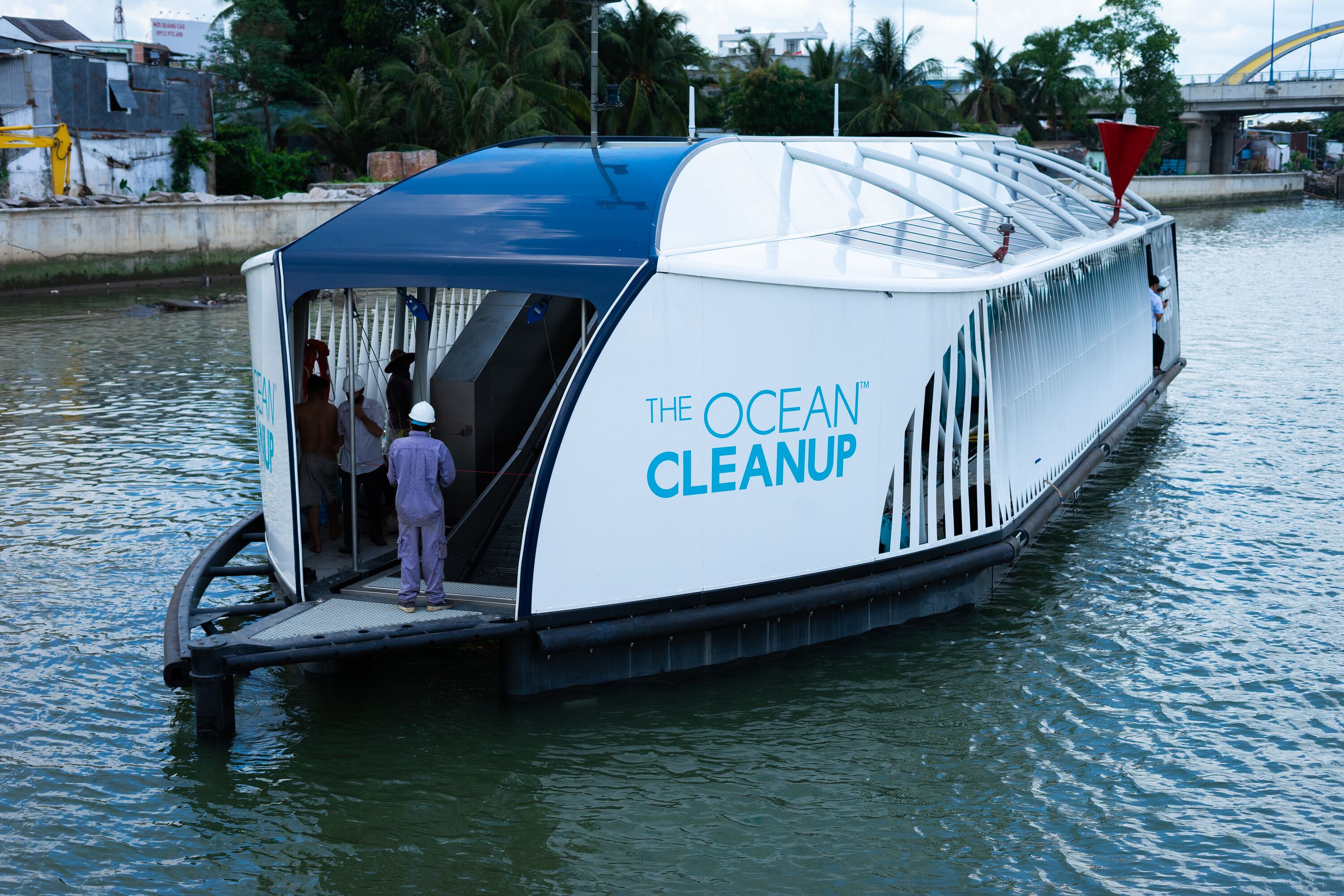 Interceptor 003 in Can Tho River is capable of extracting up to 50,000 kg of trash per day.