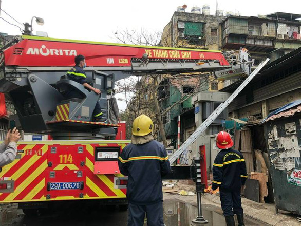 Air-conditioner repairmen rescue girl trapped in burning house in Hanoi