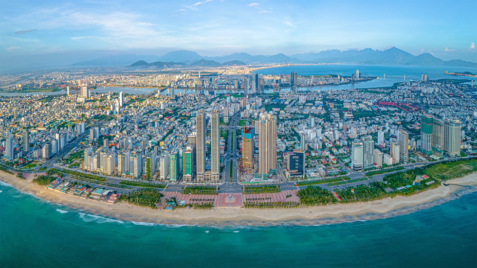 An aerial photo of the central city of Da Nang from the sea. Photo: Nguyen Chi Khanh / Tuoi Tre