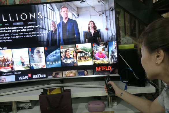 This image shows a user watching OTT TV on Netflix, one of the most popular cross-border OTT platforms in Vietnam. Photo: T.T.D. / Tuoi Tre