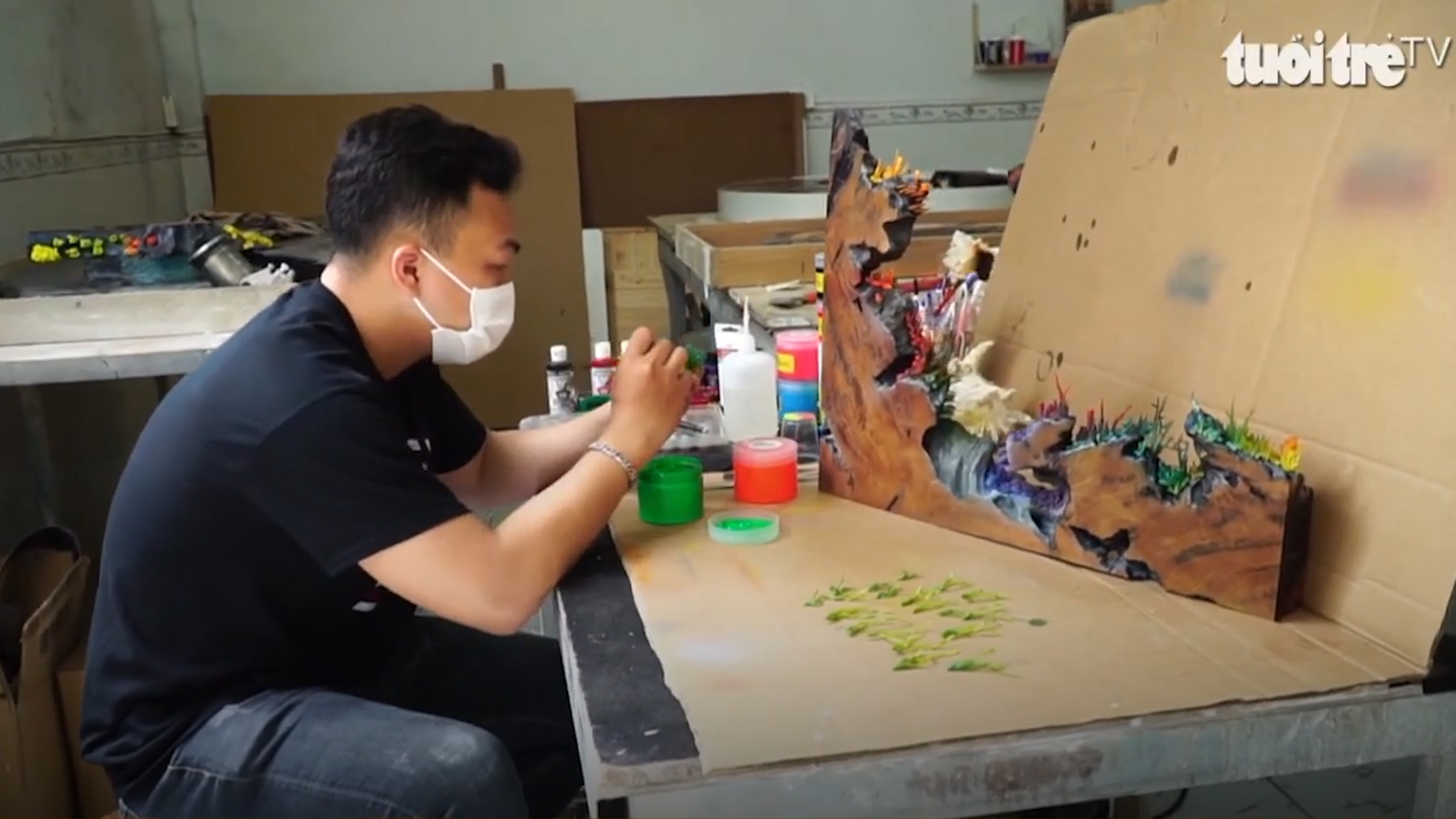 Vietnamese man recreates miniature ocean scenes on tabletops