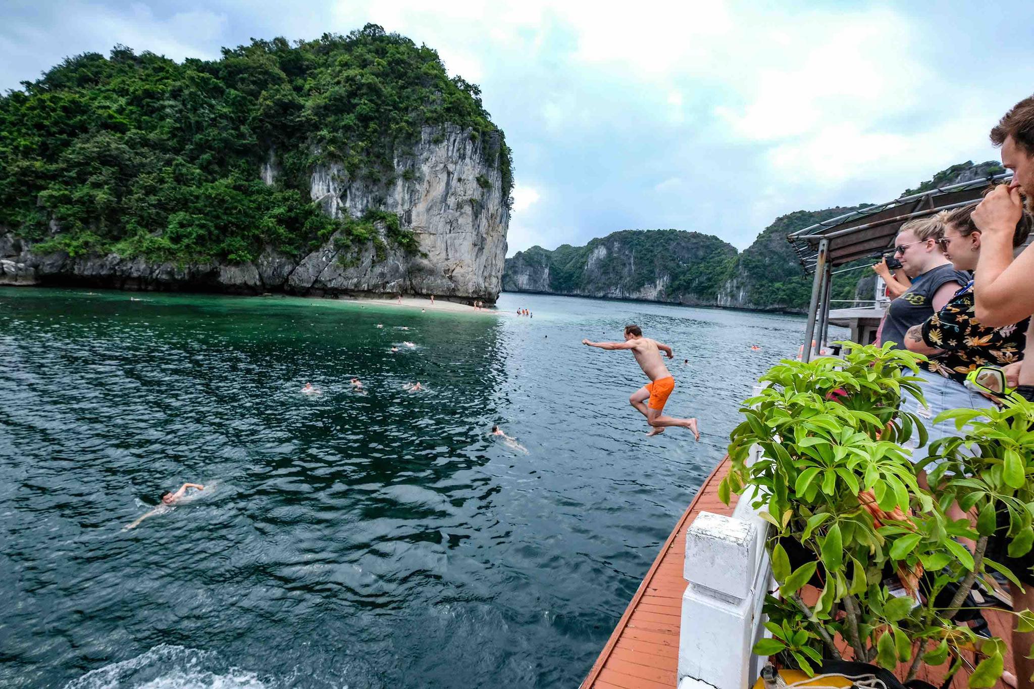 A tourist jumps into the water at Lan Ha Bay, Cat Hai District, Hai Phong City. Photo: Nam Tran / Tuoi Tre