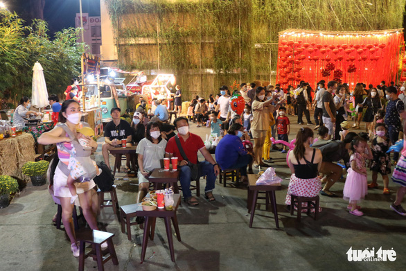 This image shows a crowded food and beverage corner at the festival. Hoang An / Tuoi Tre