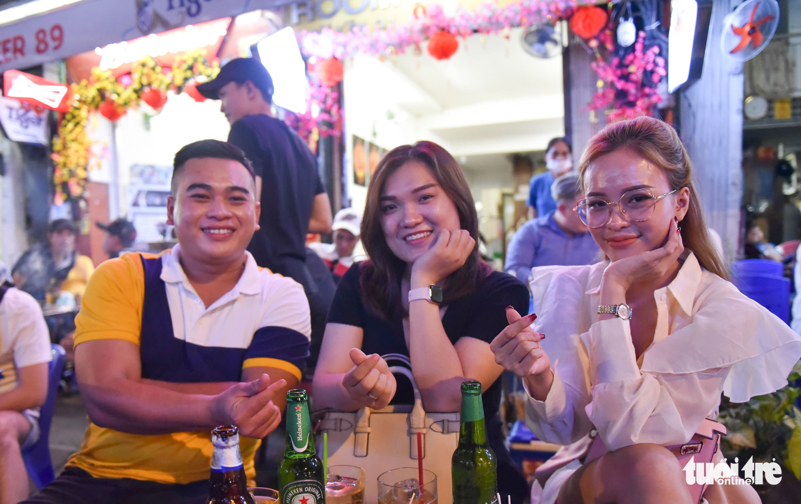A group of friends pose for a photo at a bar on Bui Vien Walking Street in District 1, Ho Chi Minh City, January 16, 2022. Photo: Ngoc Phuong / Tuoi Tre