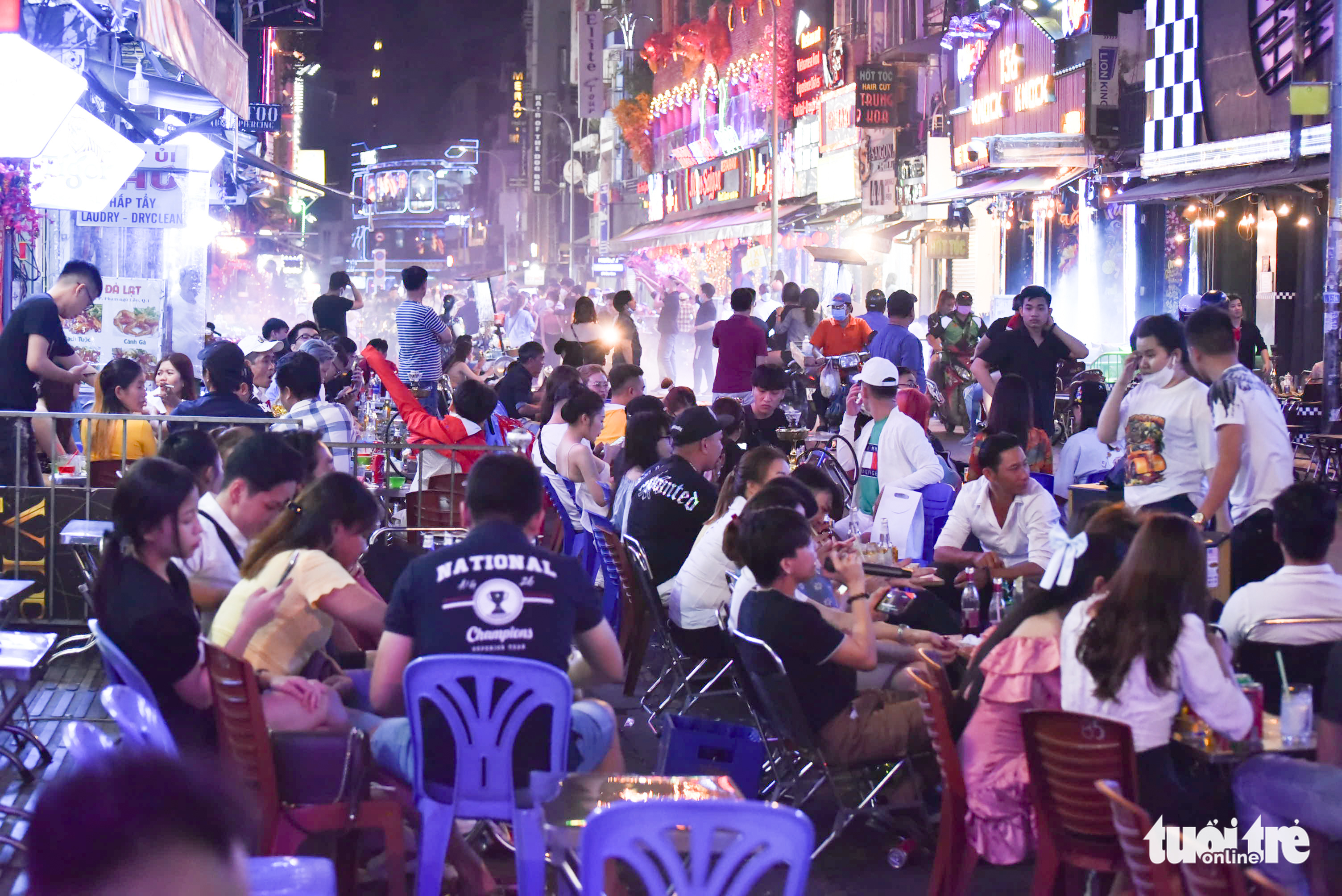 People enjoy their drinks on Bui Vien Walking Street in District 1, Ho Chi Minh City, January 16, 2022. Photo: Ngoc Phuong / Tuoi Tre