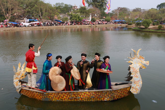A file photo shows artists performing 'quan ho' on a boat on the Nguyen Phi Y Lan Lake in the Red River Delta province of Bac Ninh. Photo: Pham Thanh Long / Tuoi Tre