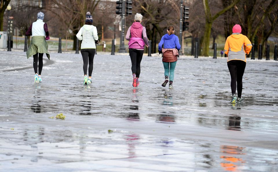 People jog on the plaza of the Lincoln Memorial after a stormy night in Washington, U.S., January 17, 2022. Photo: Reuters