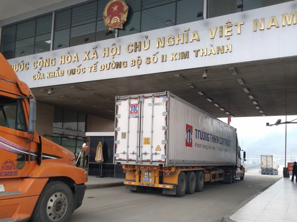 Northern Vietnamese province halts fruit truck reception at congested border gate