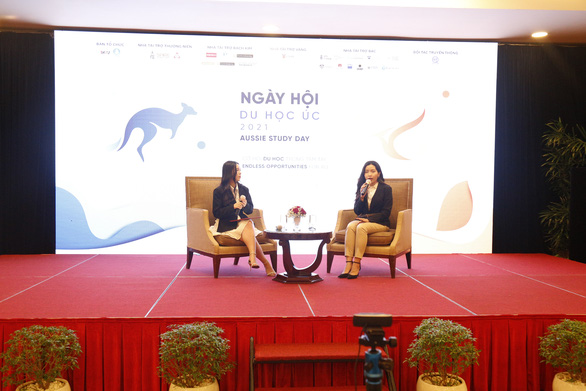 Former students in Australia share their experiences at the workshop named Aussie Study Day, held in Ho Chi Minh City on January 16, 2022. Photo: Hoang Thi / Tuoi Tre