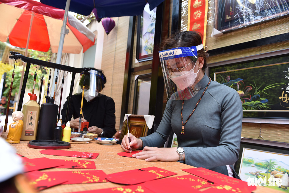 Visitors are seen at the calligraphy stall at the ‘Tet Viet’ festival in Ho Chi Minh City. Photo: Ngoc Phuong / Tuoi Tre