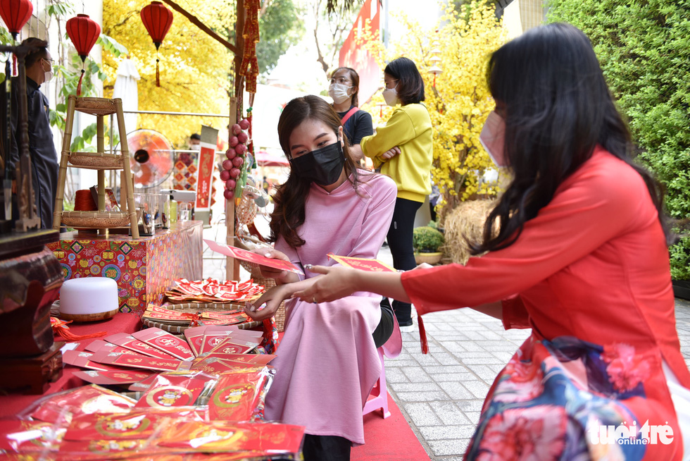 Visitors chose red evelopes for their families at the ‘Tet Viet’ festival in Ho Chi Minh City. Photo: Ngoc Phuong / Tuoi Tre
