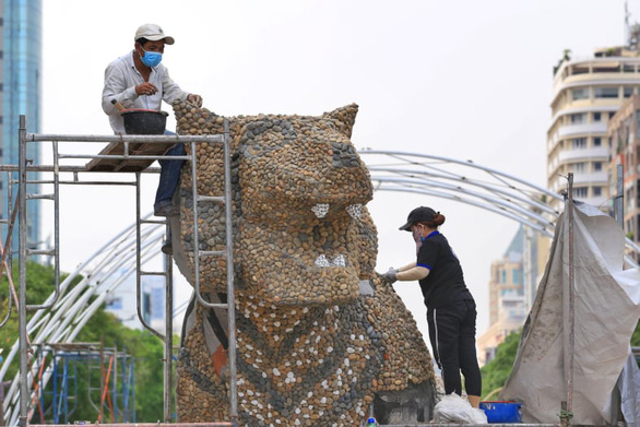 Preparation of Ho Chi Minh City's iconic flower street speeds up before showtime