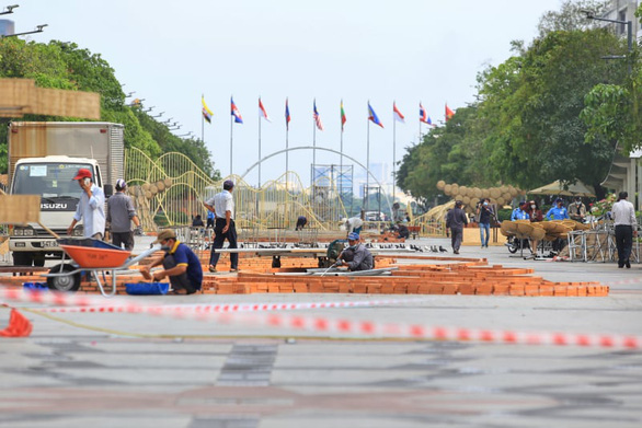 An area undergoes construction at Nguyen Hue Flower Street in District 1, Ho Chi Minh City. Photo: Nhat Thinh / Tuoi Tre