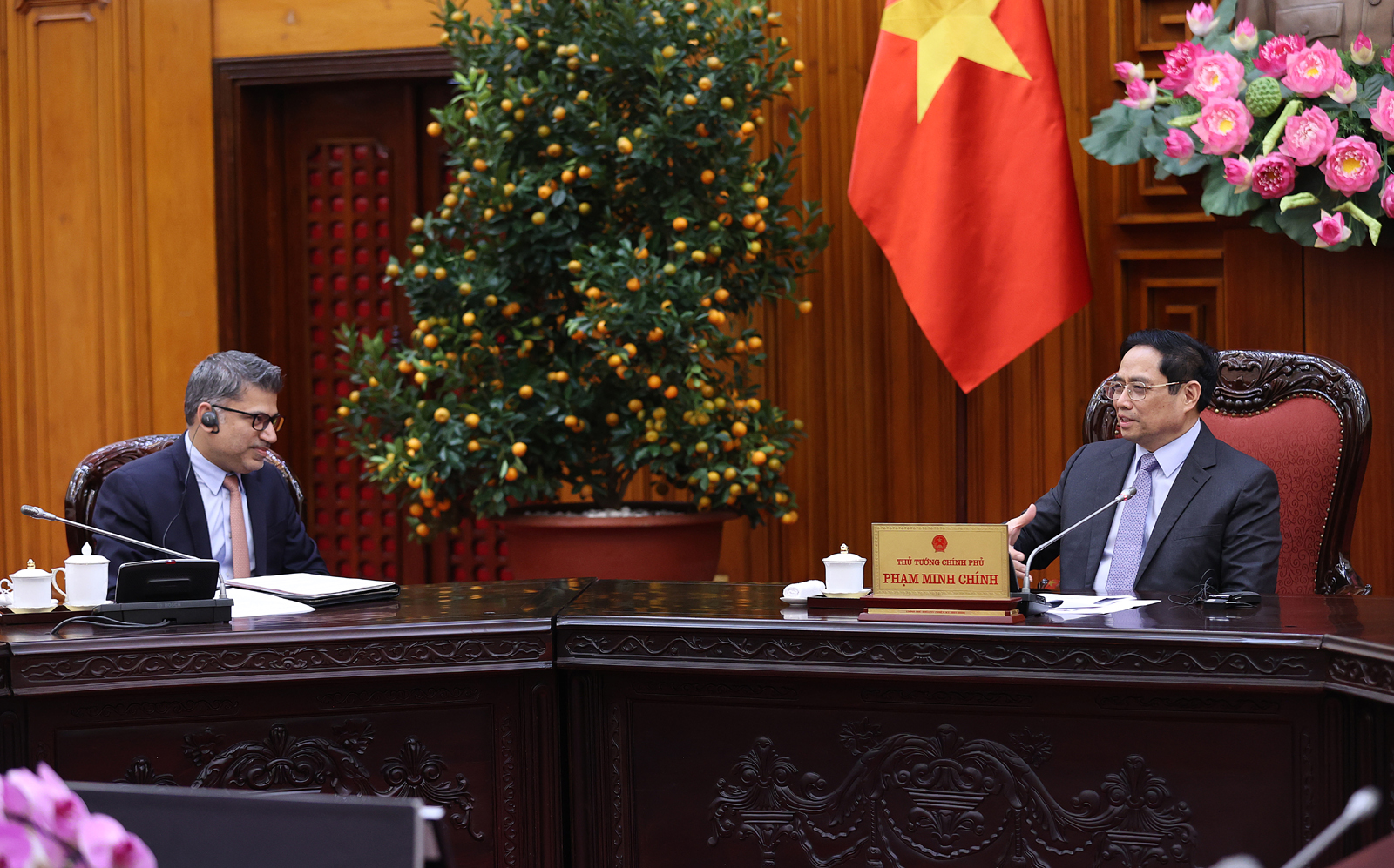 Vietnamese Prime Minister Pham Minh Chinh (R) talks with chairman and general director of AstraZeneca Vietnam Nitin Kapoor in Hanoi, January 19, 2022. Photo: Vietnam News Agency