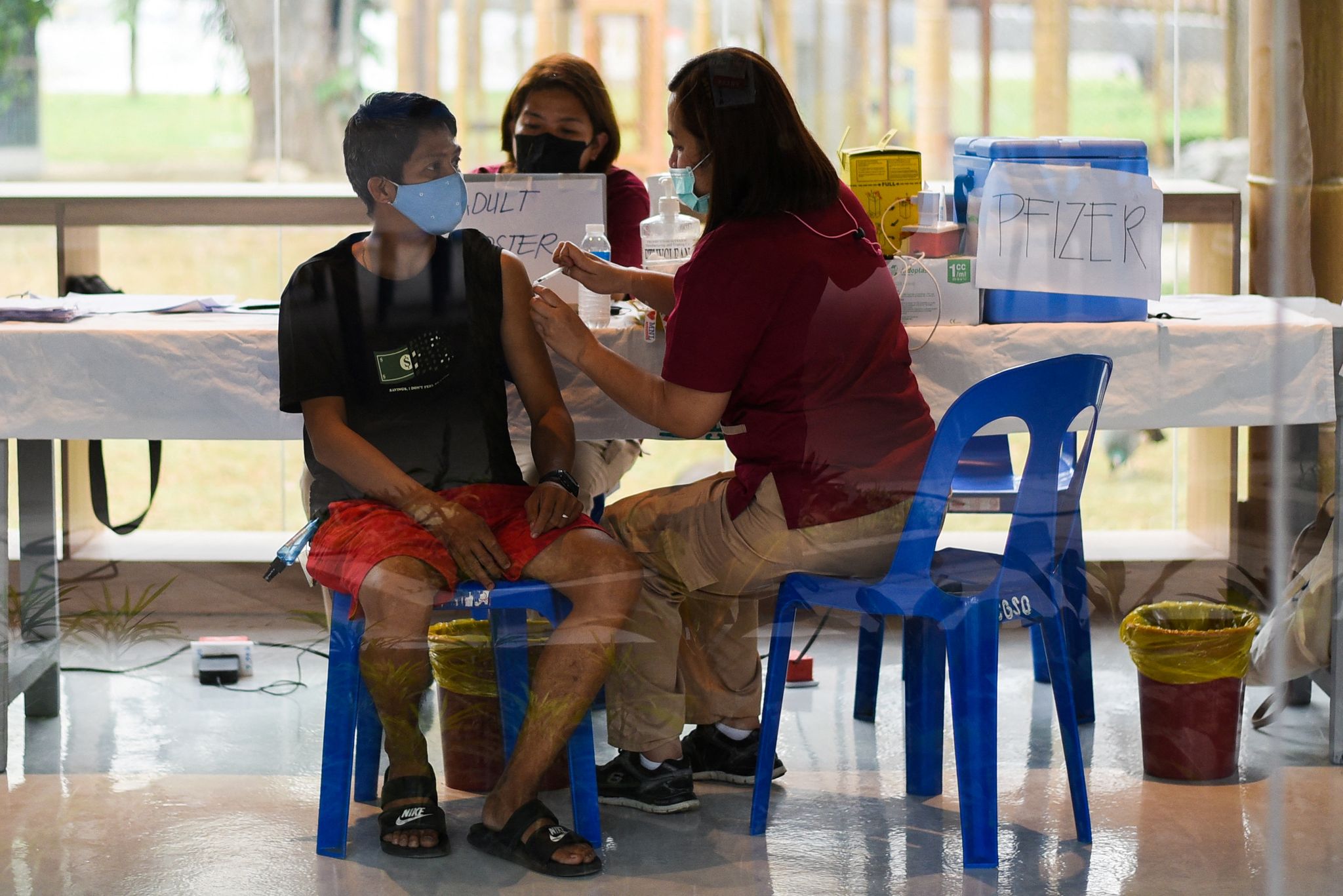 A man receives a booster shot of Pfizer coronavirus disease (COVID-19) vaccine, at Manila Zoo, in Manila, Philippines, January 19, 2022. Photo: Reuters