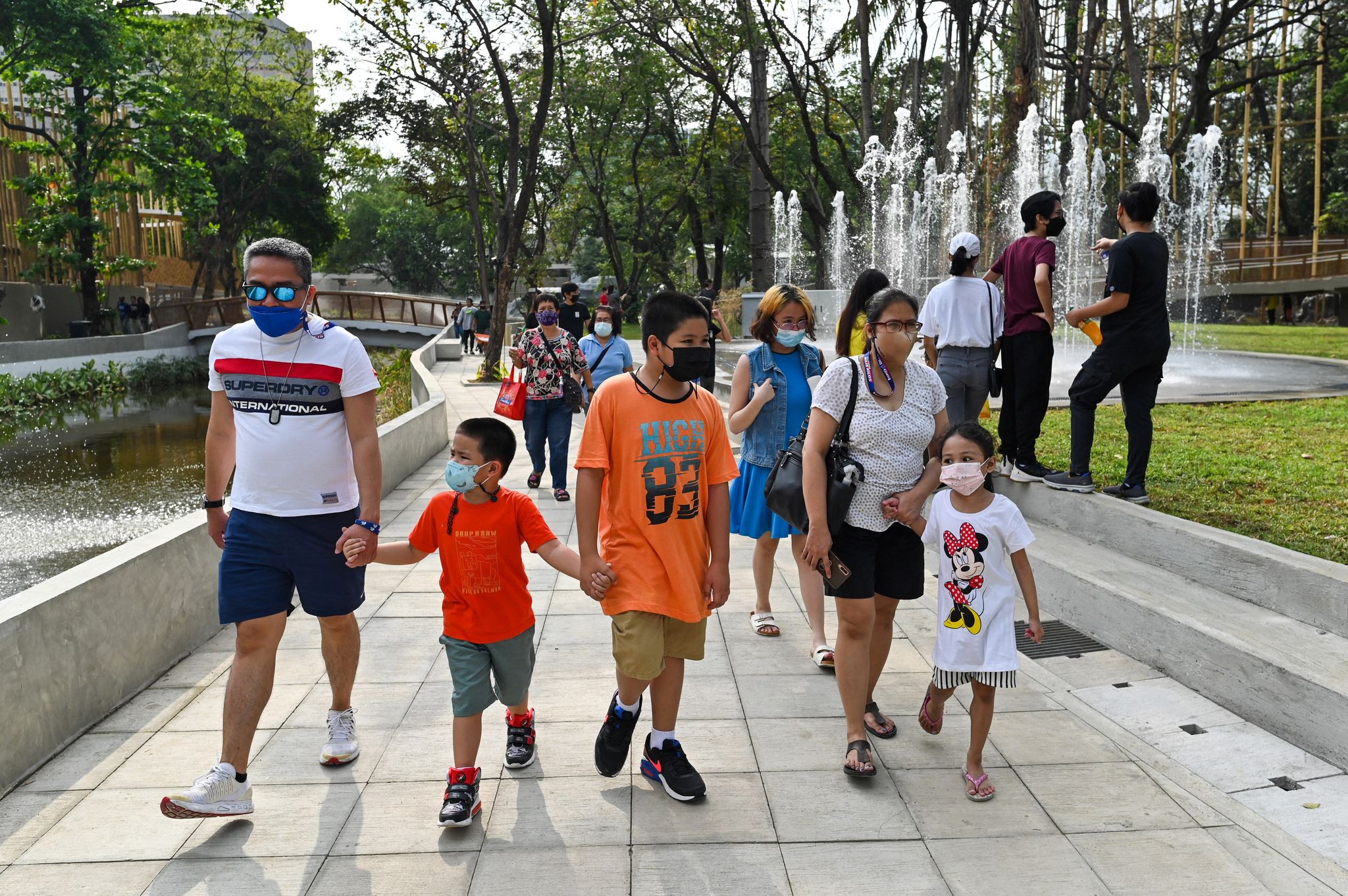People wearing face mask as protection against the coronavirus disease (COVID-19) visit Manila Zoo, which serves as vaccination site, in Manila, Philippines, January 19, 2022. Photo: Reuters