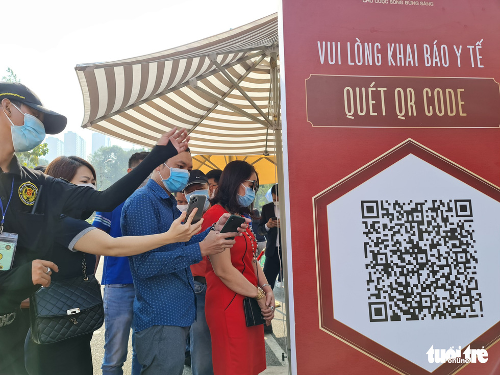 Visitors make health declarations and have body temperature measure, before entering the festival. Photo: Cong Trieu / Tuoi Tre