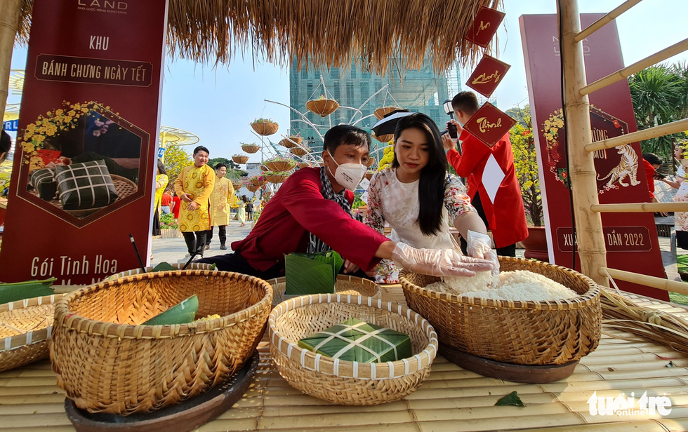 Monkey bridge, 'banh chung' making at spring festival attract people in Ho Chi Minh City