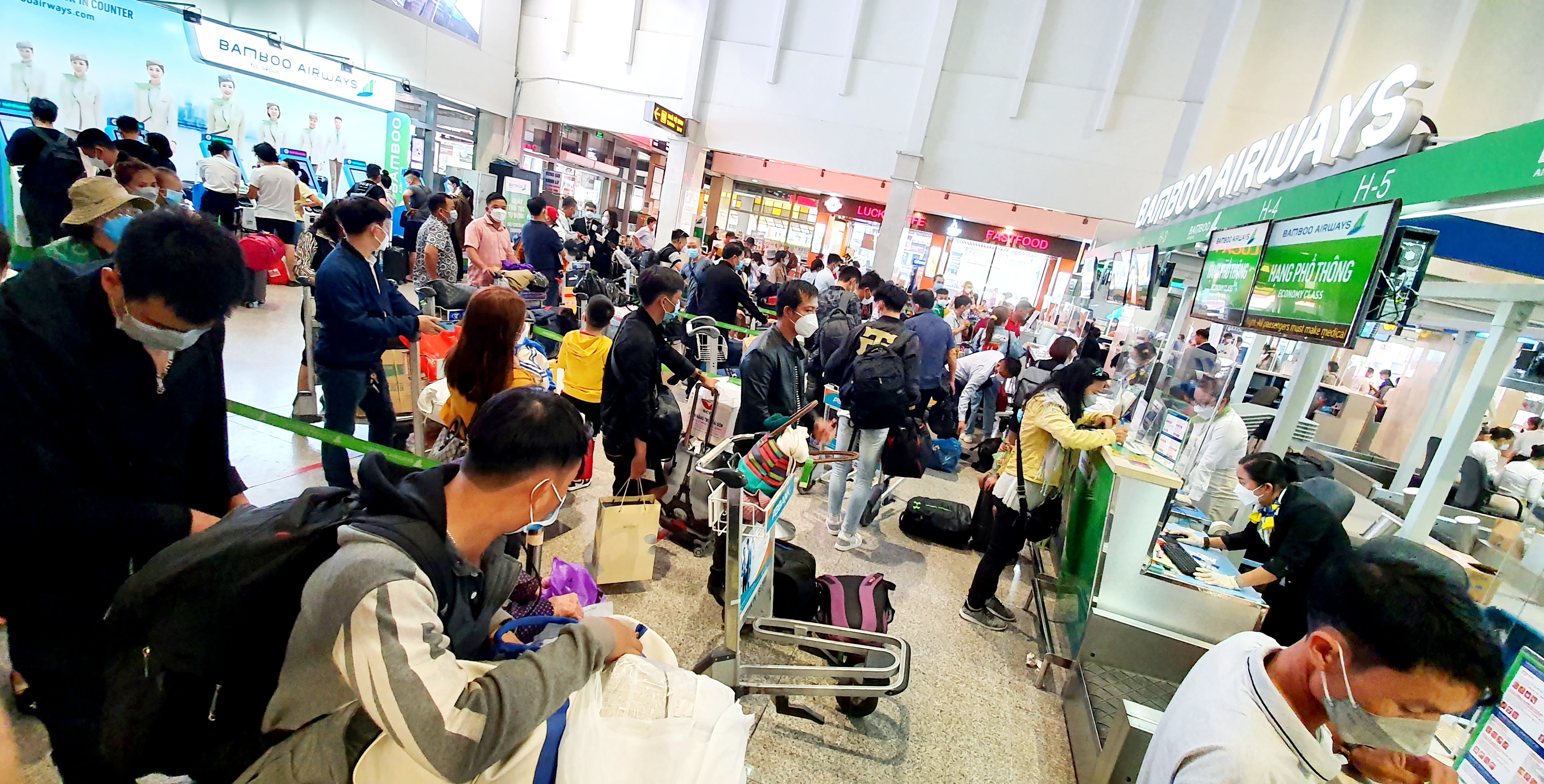 Vietnam stops checking COVID-19 testing, vaccination papers at airports