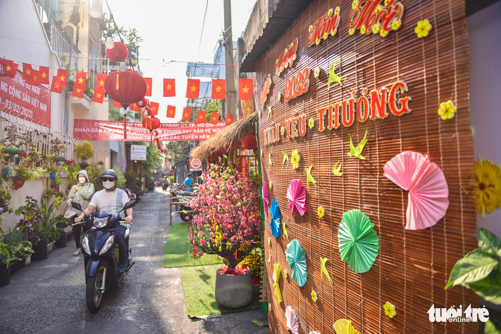 Tet decorations are seen at an alley in Ho Chi Minh City, January 2022. Photo: Ngoc Phuong / Tuoi Tre
