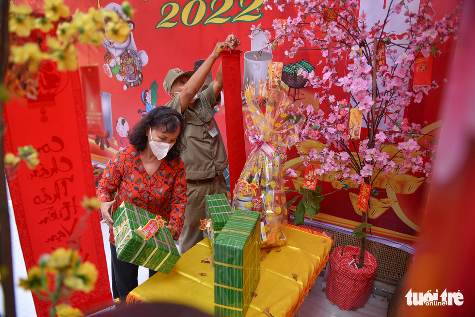 Tran Thi Thao (left) and Trinh Quang Phat are working on Tet decorations at Alley No. 353 on Pham Ngu Lao Street in District 1, Ho Chi Minh City, January 2022. Photo: Ngoc Phuong/ Tuoi Tre