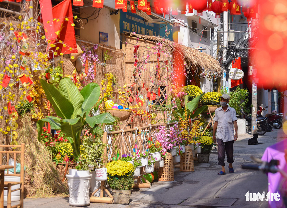 Saigon alleys ‘dress up’ as Lunar New Year is all around