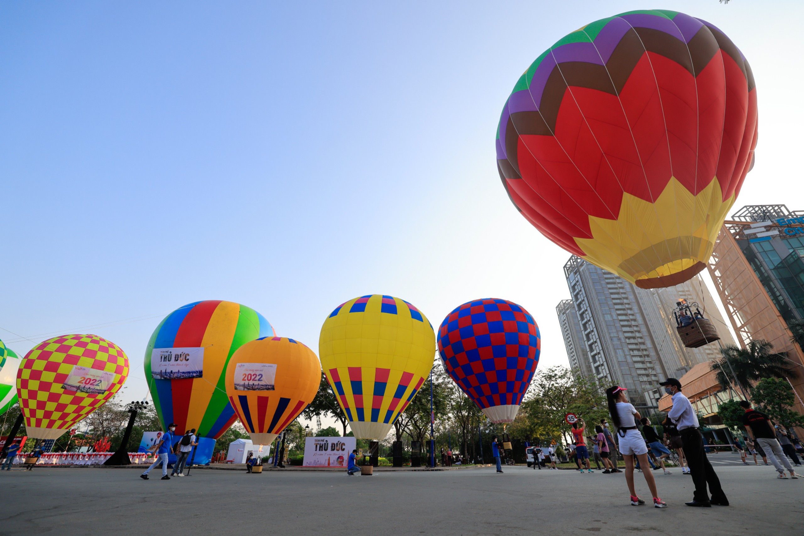 Colorful hot air balloons at the festival in Thu Duc City, Ho Chi Minh City, January 22, 2022. Photo: Hai An / Tuoi Tre