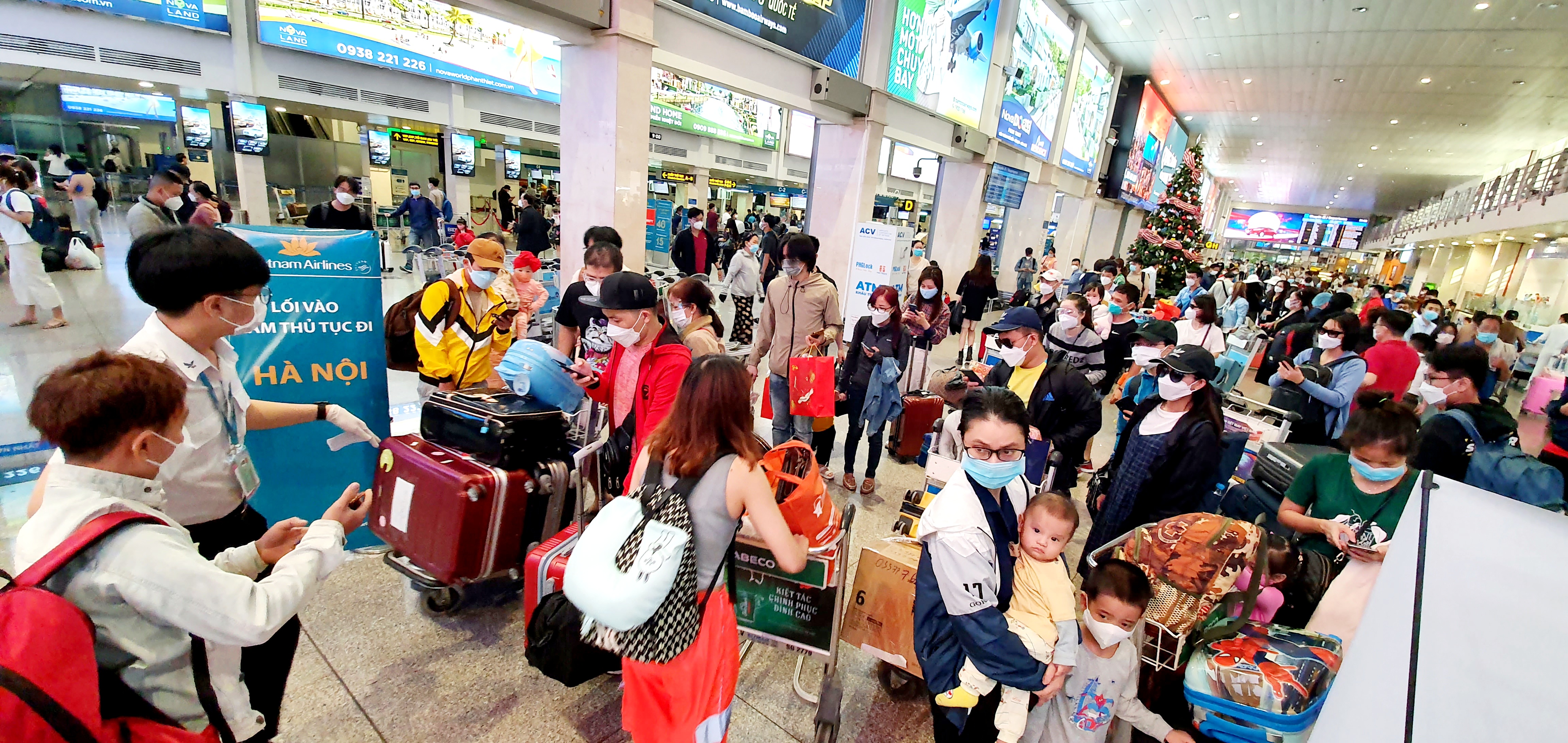 A high influx of people are seen arriving at Tan Son Nhat International Airport in Ho Chi Minh City, January 23, 2022. Photo: Cong Trung / Tuoi Tre