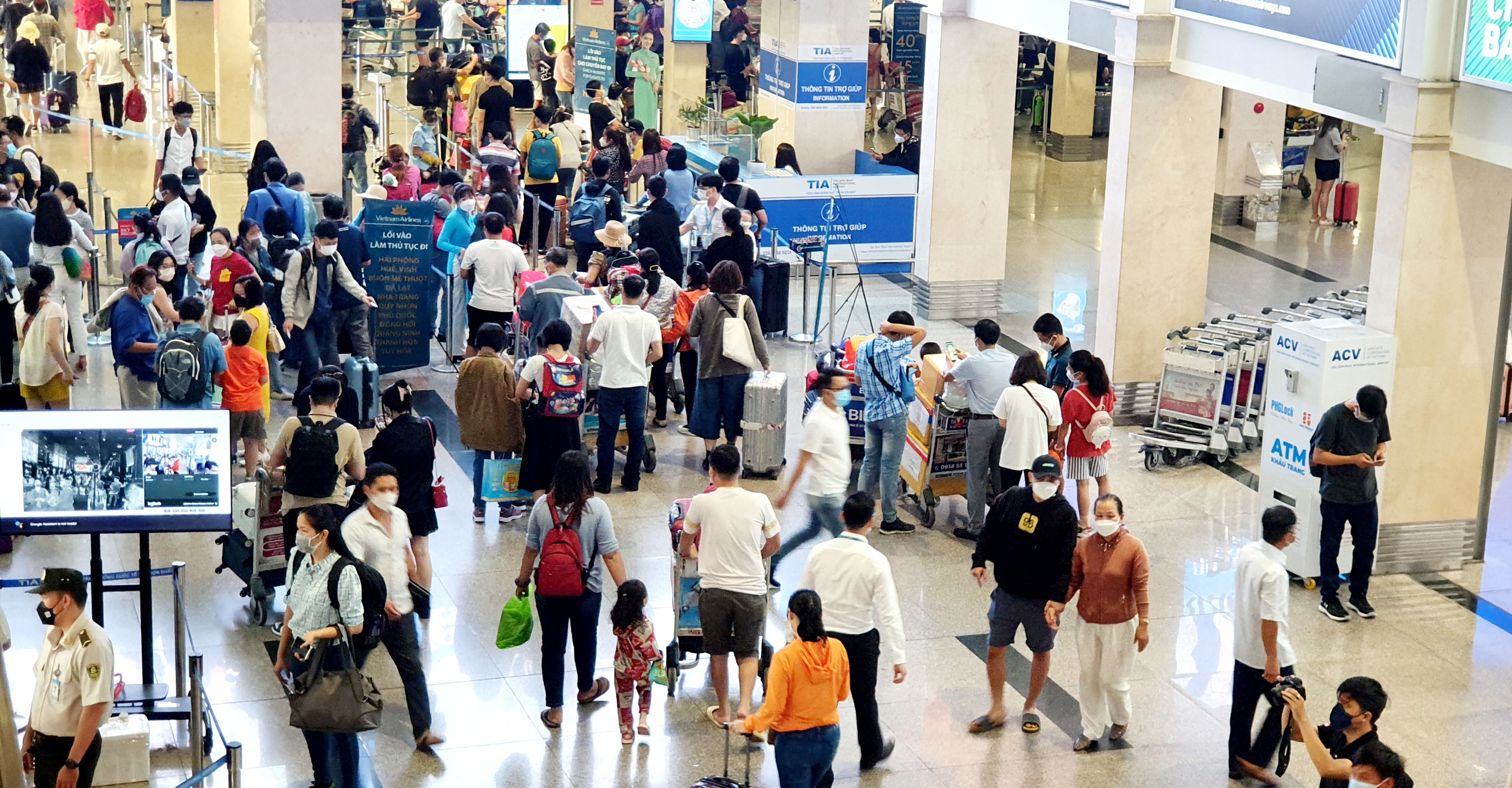 People wait for check-in procedures at Tan Son Nhat International Airport in Ho Chi Minh City, January 23, 2022. Photo: Cong Trung / Tuoi Tre