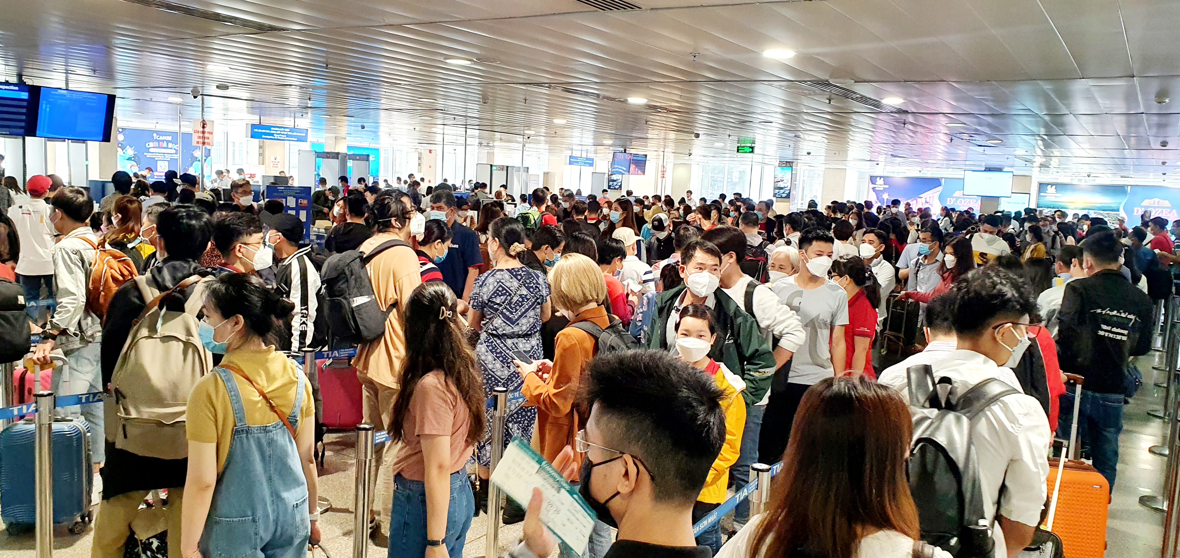 Ho Chi Minh City airport crowded with passengers ahead of Tet