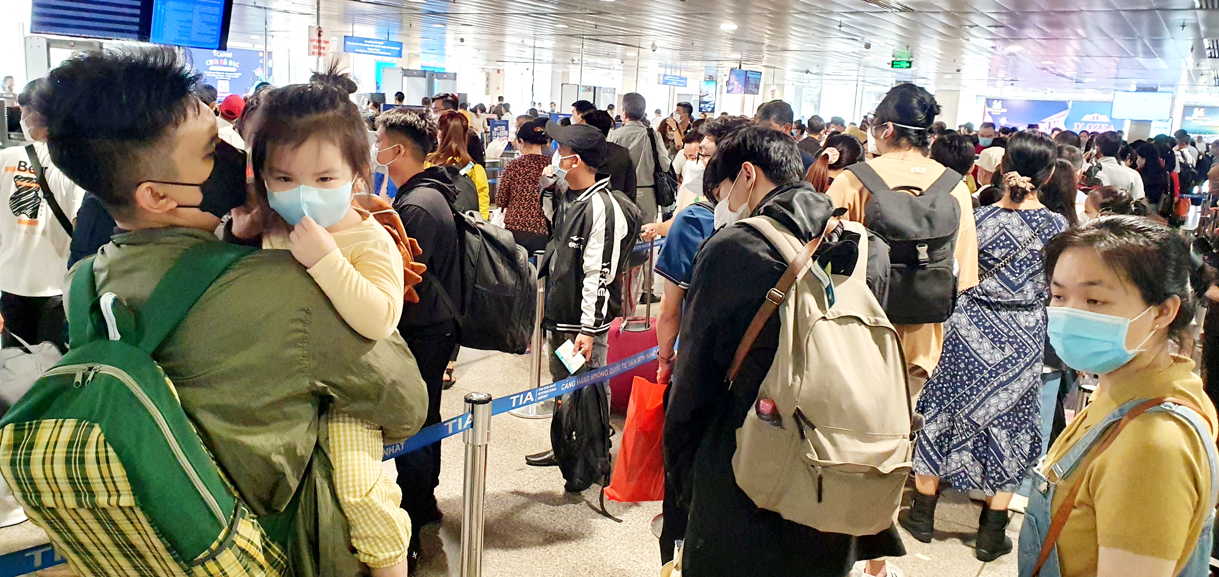 People wait for check-in procedures at Tan Son Nhat International Airport in Ho Chi Minh City, January 23, 2022. Photo: Cong Trung / Tuoi Tre