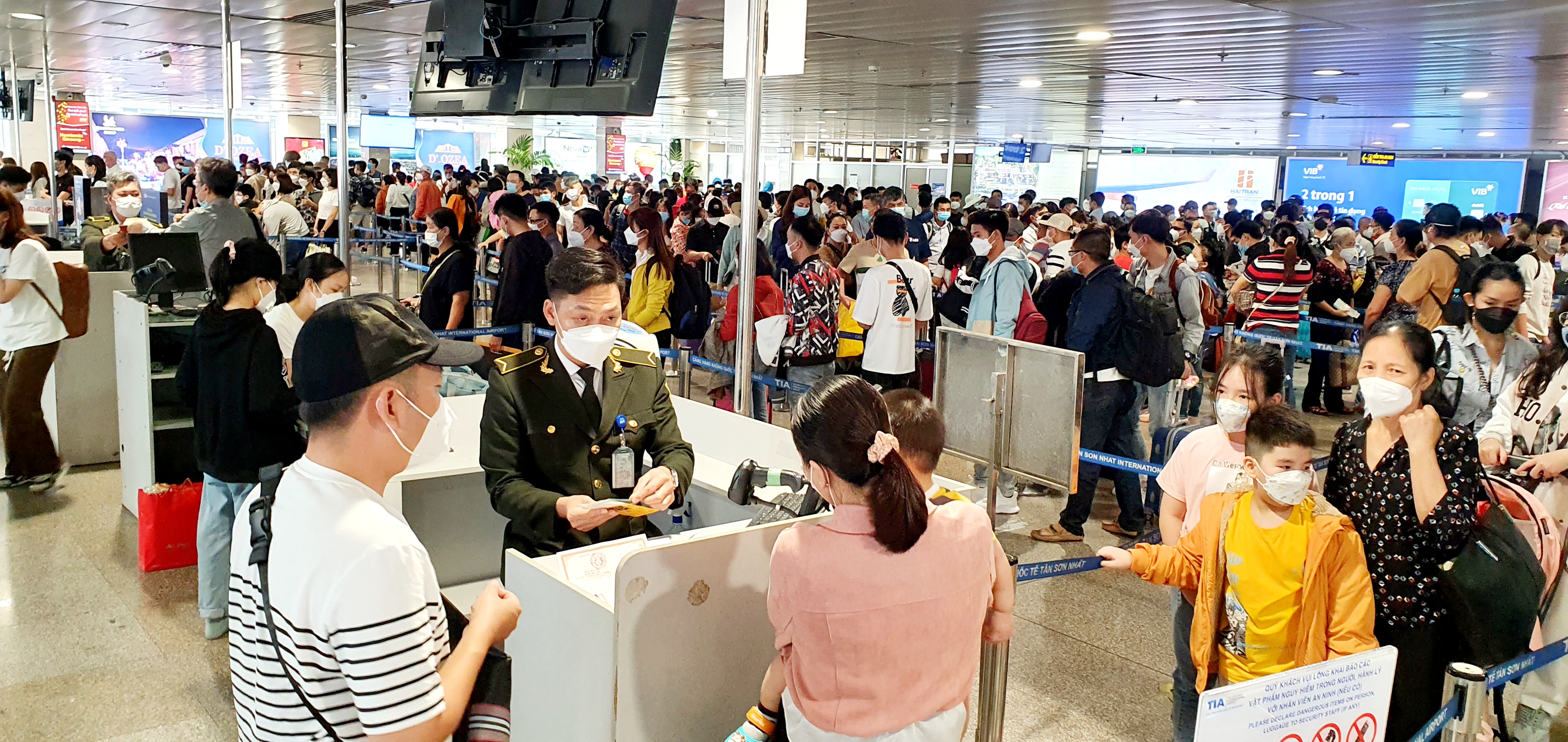 Passengers go through the security check area at Tan Son Nhat International Airport in Ho Chi Minh City, January 23, 2022. Photo: Cong Trung / Tuoi Tre