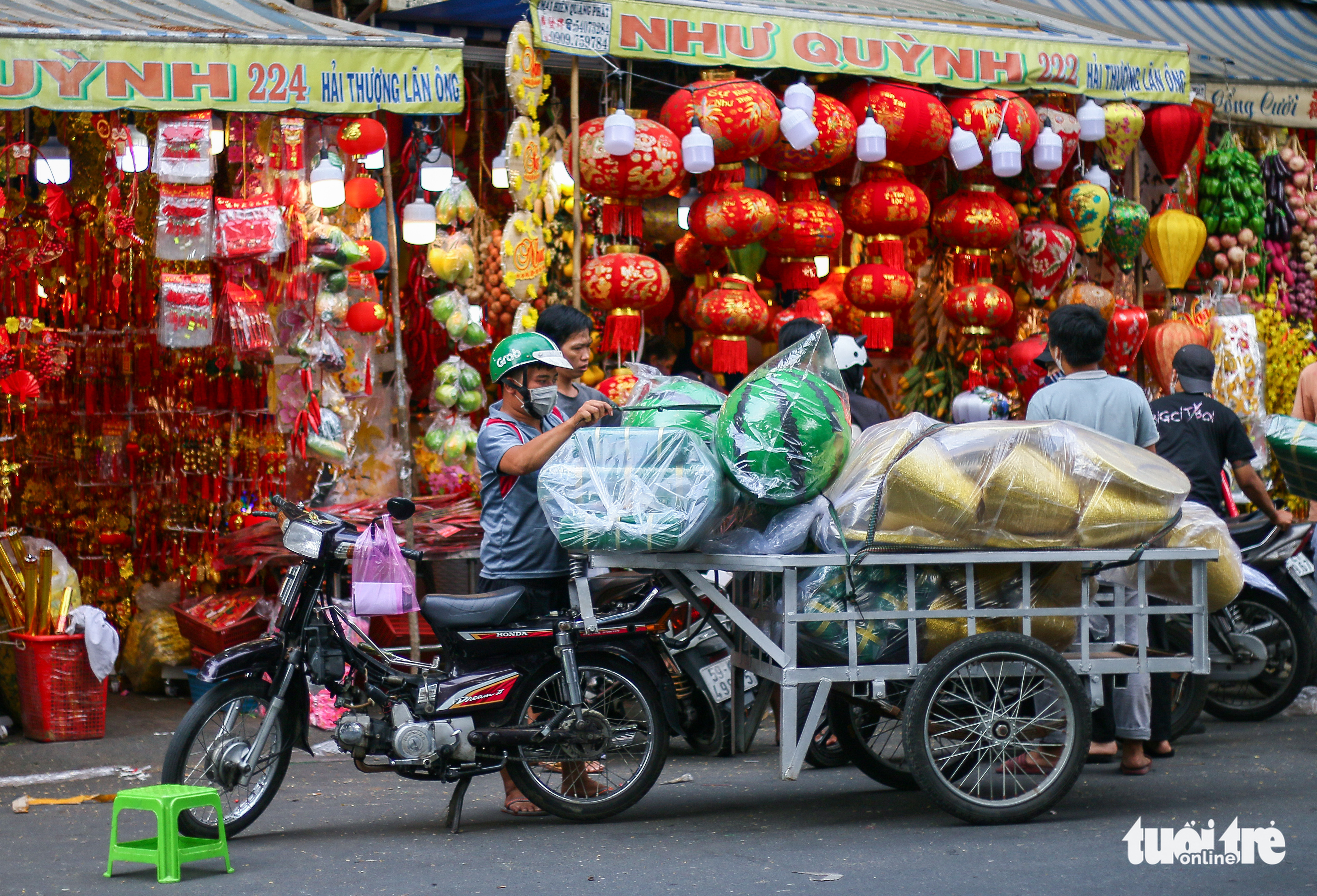 People shop for Lunar New Year decorations at ‘Tai loc’ Market on Hai Thuong Lan Ong Street in District 5, Ho Chi Minh City. Photo: Chau Tuan / Tuoi Tre