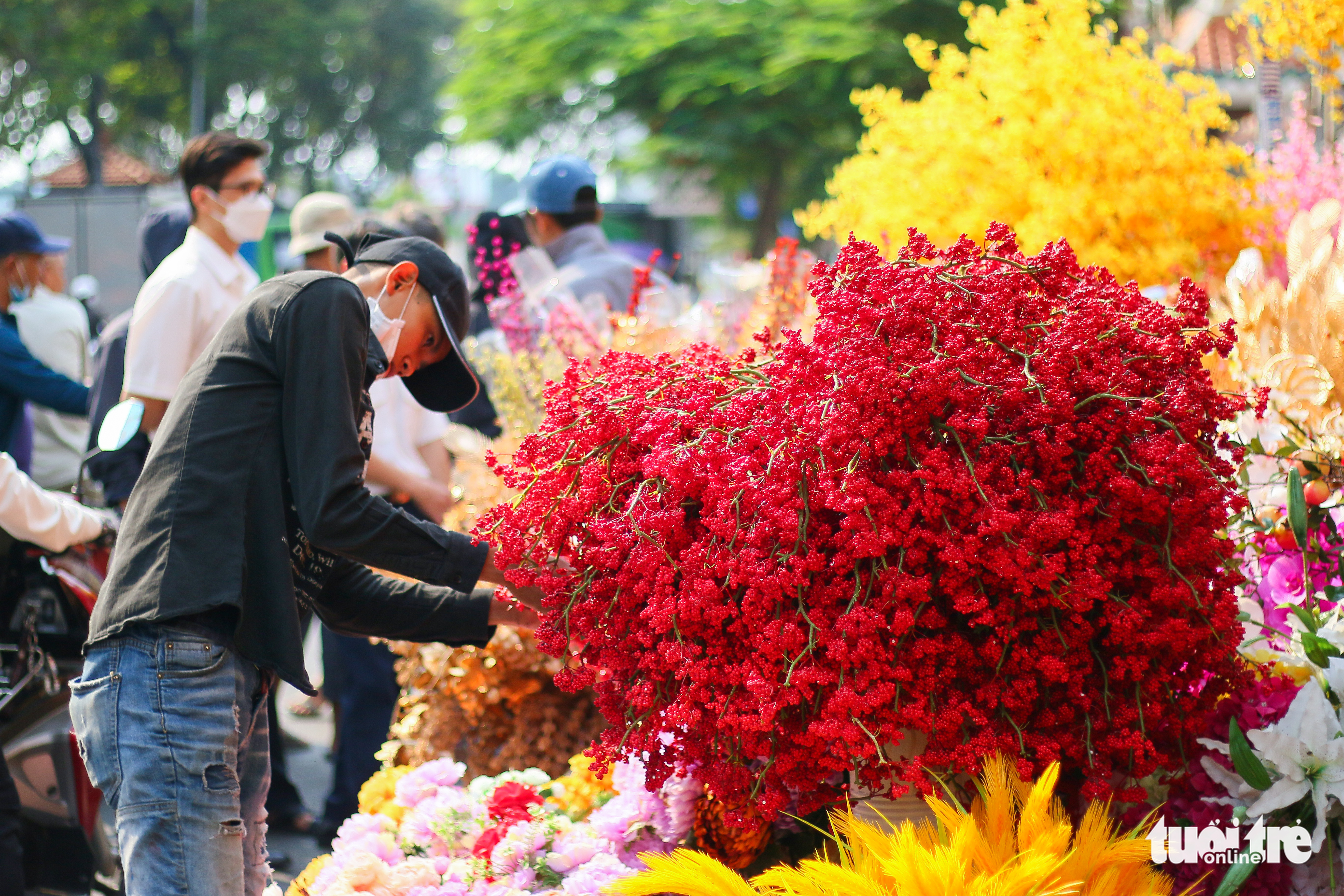 A man shops for artificial plants at 'Tai loc' Market on Hai Thuong Lan Ong Street in District 5, Ho Chi Minh City. Photo: Chau Tuan / Tuoi Tre