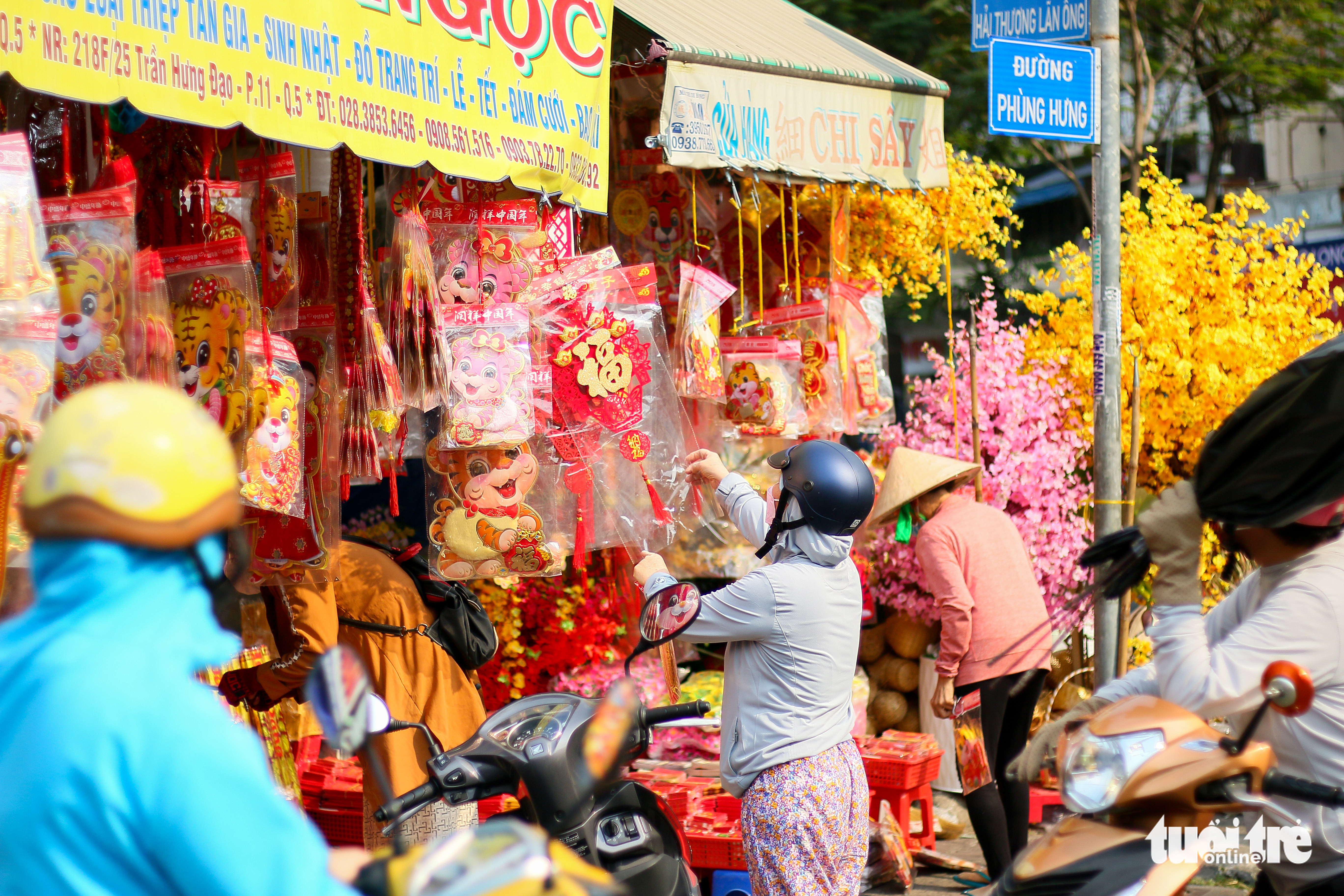 People shop for Lunar New Year decorations at 'Tai loc' Market on Hai Thuong Lan Ong Street in District 5, Ho Chi Minh City. Photo: Chau Tuan / Tuoi Tre
