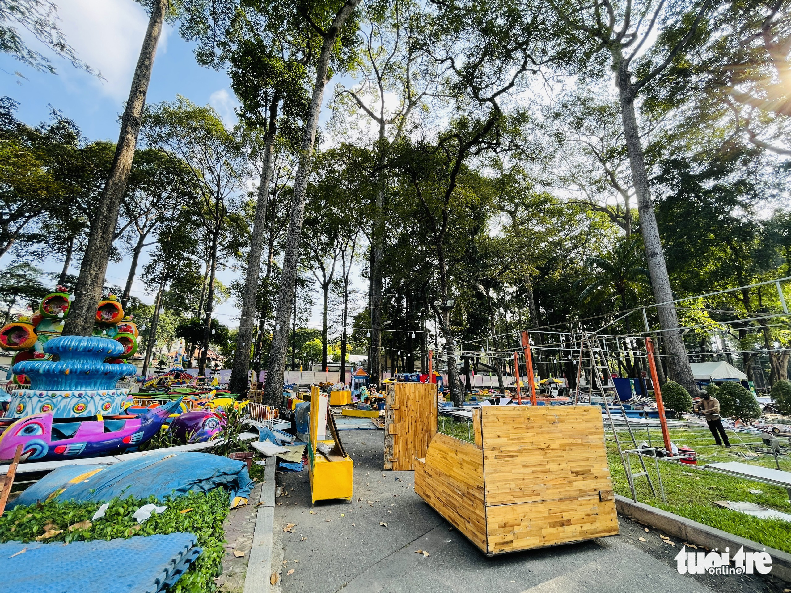 Construction work is being finished at the 2022 Tet Flower Festival at Tao Dan Park in Ho Chi Minh City, January 23, 2022. Photo: Le Phan / Tuoi Tre